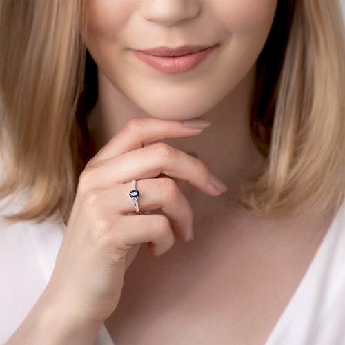 Pierścionek zaręczynowy SAVICKI: białe złoto, niebieski szafir, diamenty